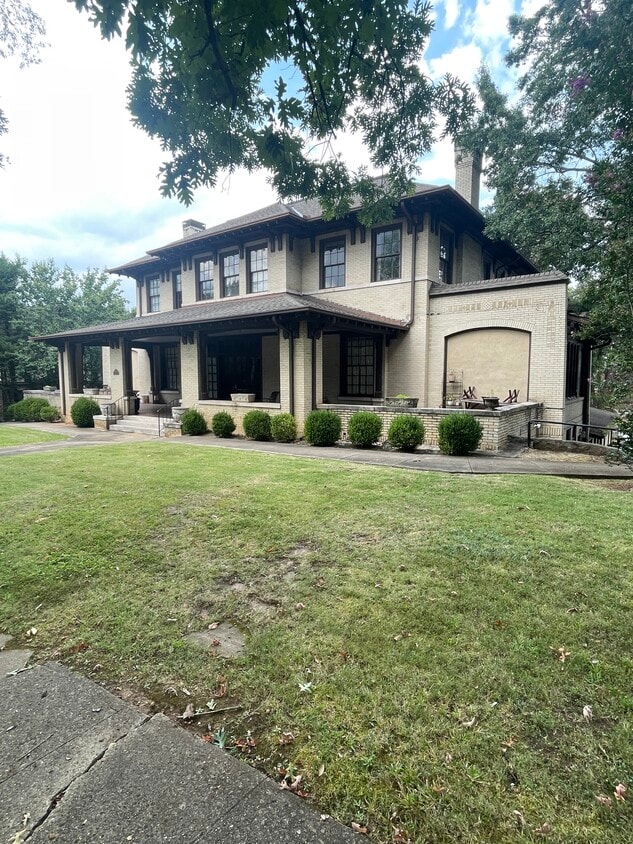 Primary Photo - 2710 Niazuma Ave S