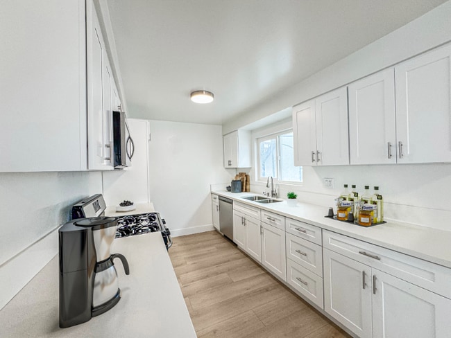 Foto del edificio - 4461 Farquhar Ave