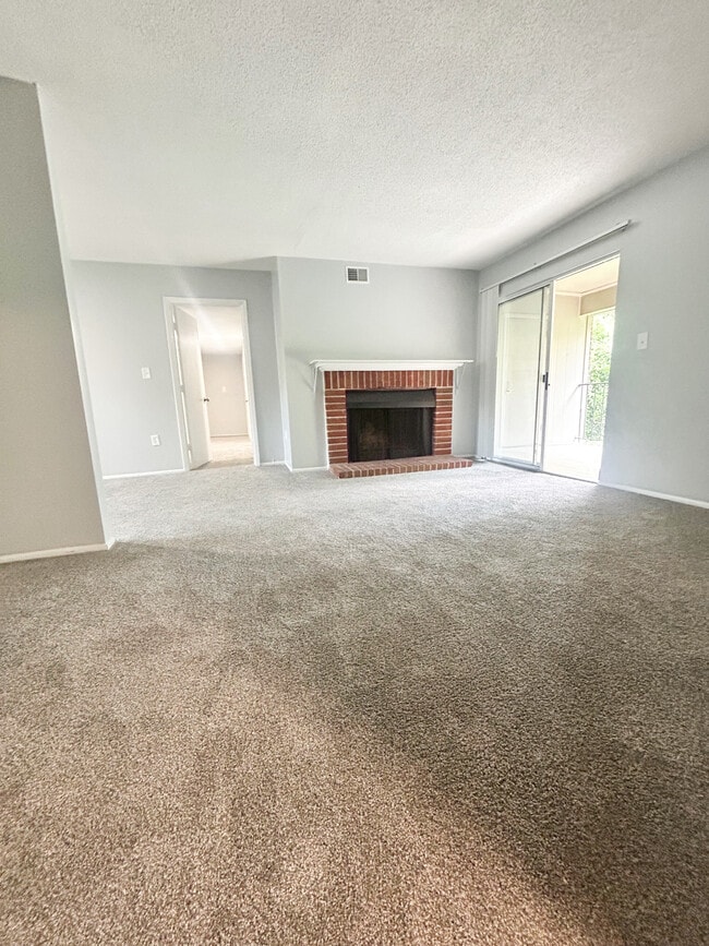 Building Photo - 601 Riverhill Cir