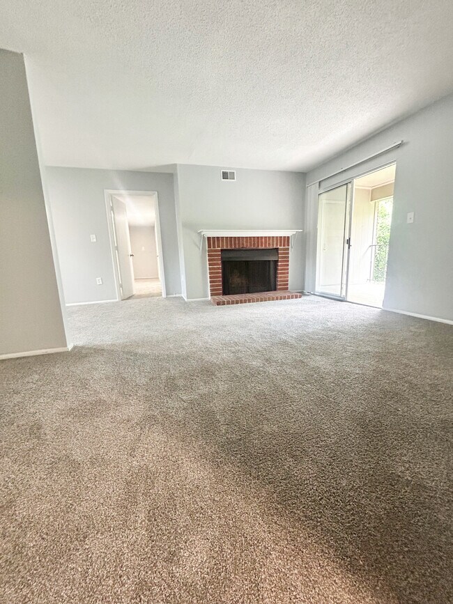 Foto del edificio - 601 Riverhill Cir
