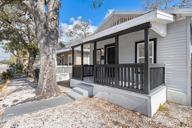 Building Photo - Cute 2bdrm/1bath house with large fenced y...