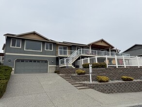 Building Photo - 165 Coral St