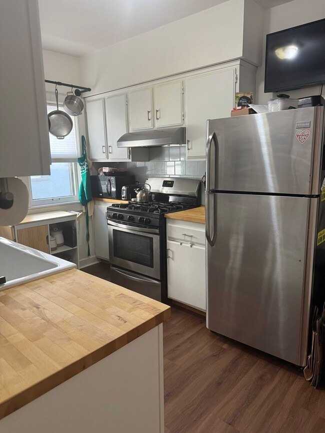 Building Photo - 1067 St Clair Ave