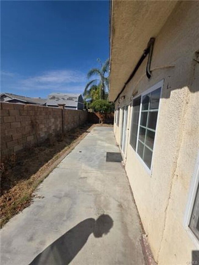 Building Photo - Spacious Home