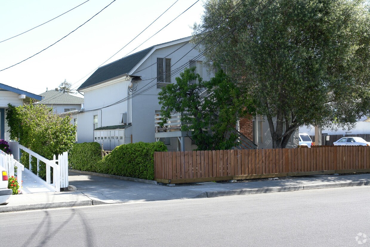 Building Photo - 401 Heller St