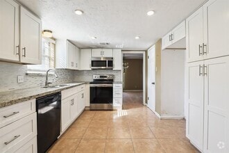 Building Photo - 1003 Suwanee Ln