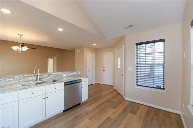 Building Photo - 100 Bridle Lane Newport News VA 23608