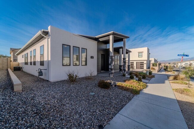 Foto del edificio - Beautiful 3 bed 2 bath + Den Home in Desert Color! Corner Lot!!