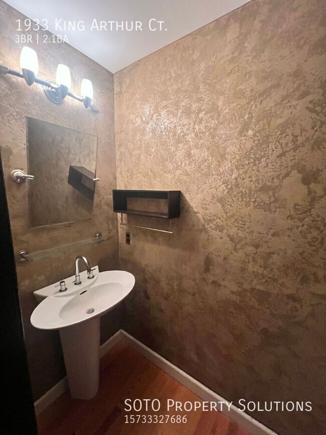 Building Photo - 1933 King Arthur Ct