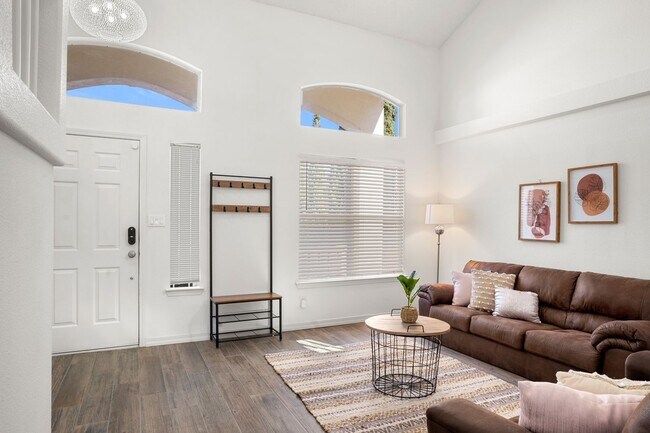 Building Photo - Stunning 4 bedroom, 2.5 bath home in West ...