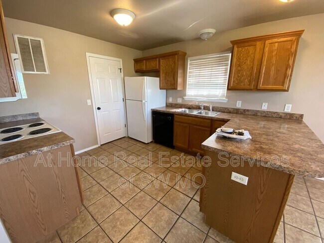 Building Photo - 2300 W Jonquil Ln