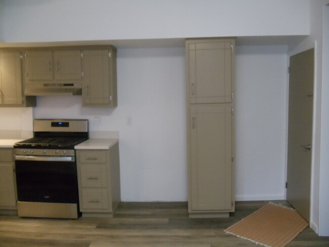 Building Photo - 376 Miller St