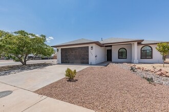 Building Photo - 3 bed 2 bath beautiful home!