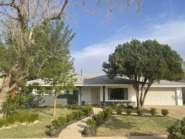 Building Photo - 3217 W Dengar Ave