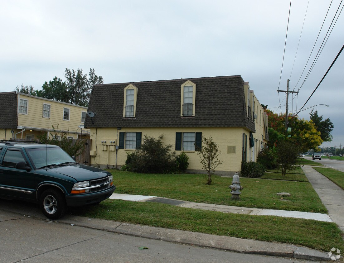 Primary Photo - 3500 Martinique Ave