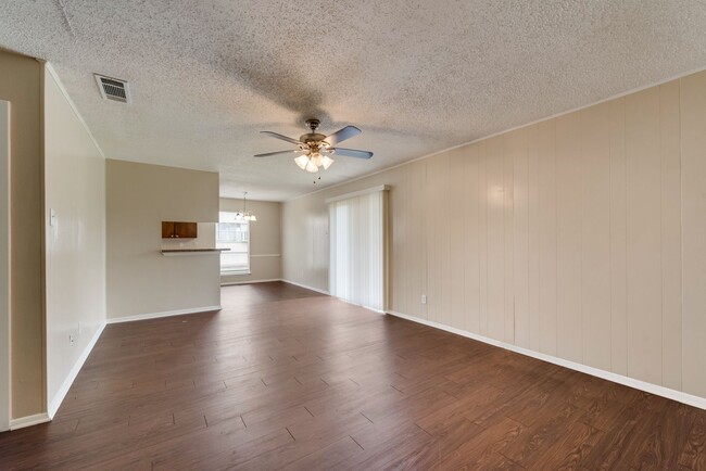 Building Photo - Move in ready Garland home with 4 bedrooms!