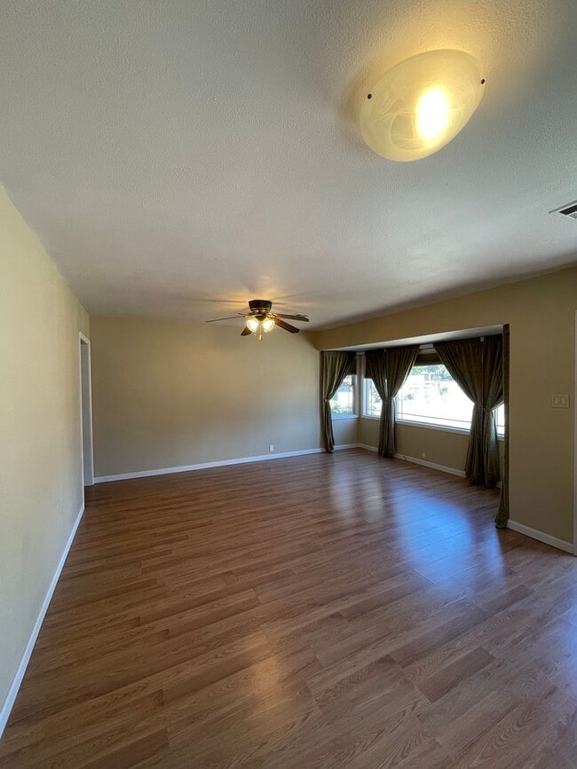 Building Photo - Large 3-Bedroom, 1-Bath Duplex
