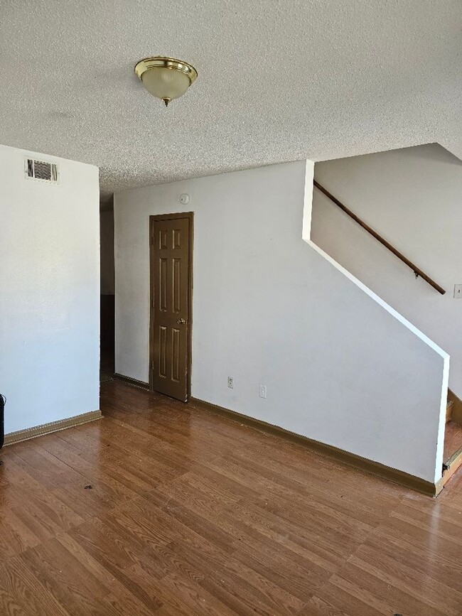 Building Photo - 2 BR TOWNHOME