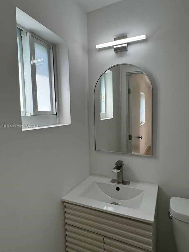 Building Photo - 4 bedroom in Dania Beach FL 33314