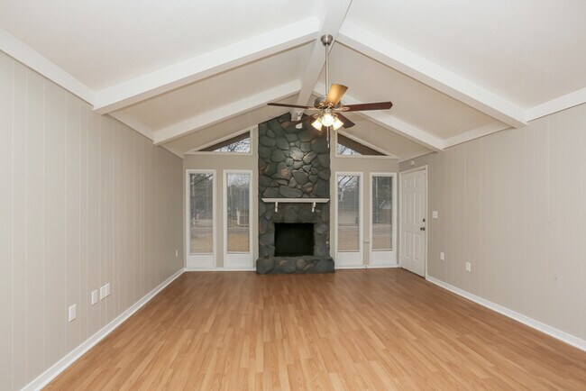 Building Photo - Spacious 3 Bedroom