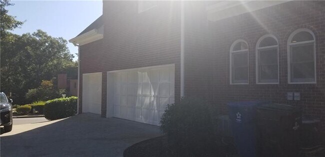 Building Photo - 1290 Seale Dr