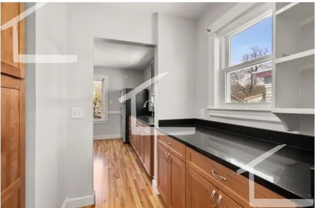 Building Photo - Sunny Spacious 2 bedroom