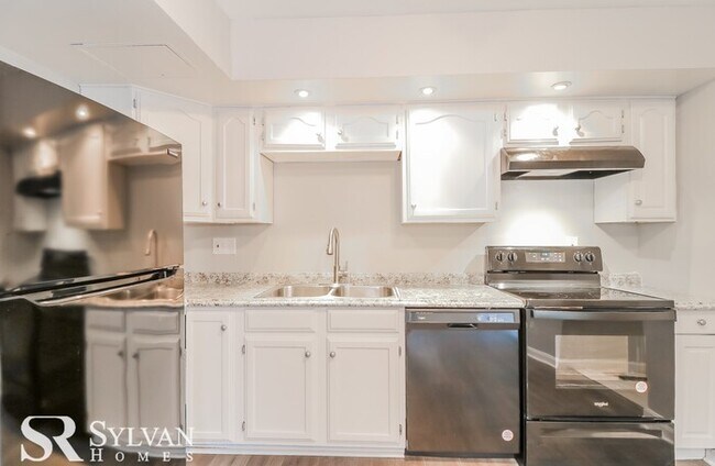 Building Photo - Charming 3BR Townhome in Edgewood!
