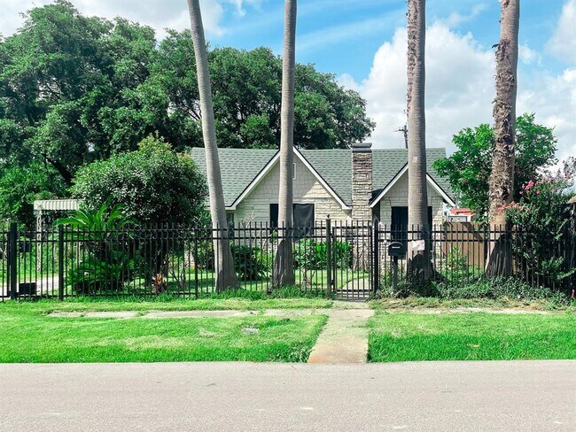 Building Photo - 4141 Huey St