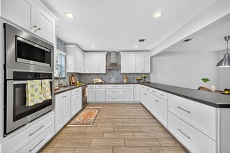 Building Photo - 818 Silvergate Dr