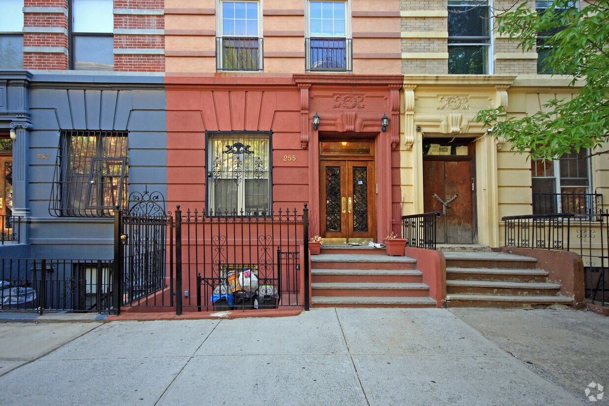 Building Photo - 255 W 137th St