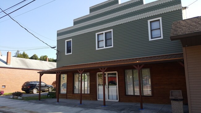 Building Photo - 265 Maple St