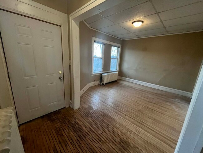 Building Photo - 2025 W 4th St