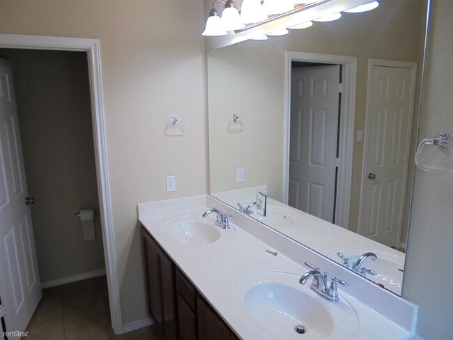 Foto del edificio - 4 br, 2.5 bath House - 5302 Holly Oak Ln