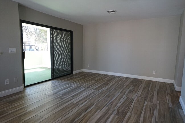 Foto del edificio - SHOWINGS AVAILABLE NOW