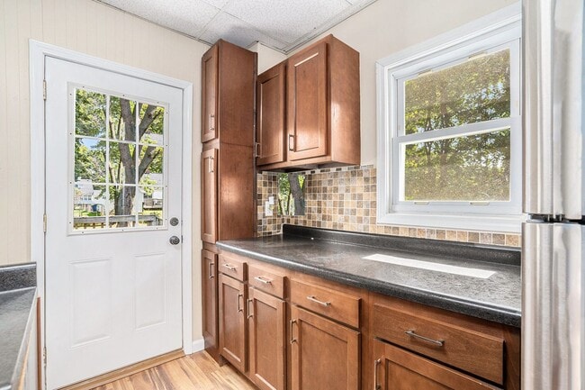 Building Photo - $1350 Eastwood 2-Bed/1-Bath Ranch, Basement, Large, Fenced yard - Ask about our no security depos...