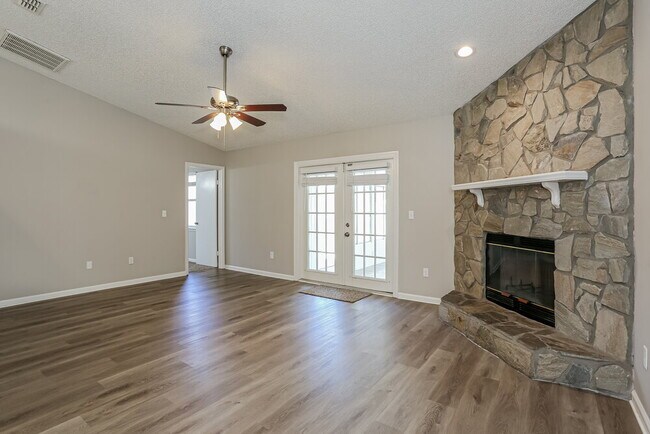 Foto del edificio - 8359 3 Creeks Blvd