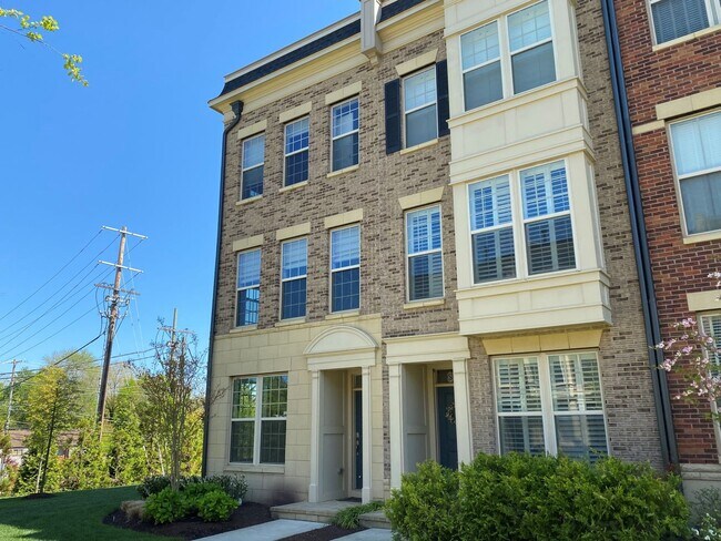 Building Photo - Spacious 3 Bedroom Townhouse in National Harbor!