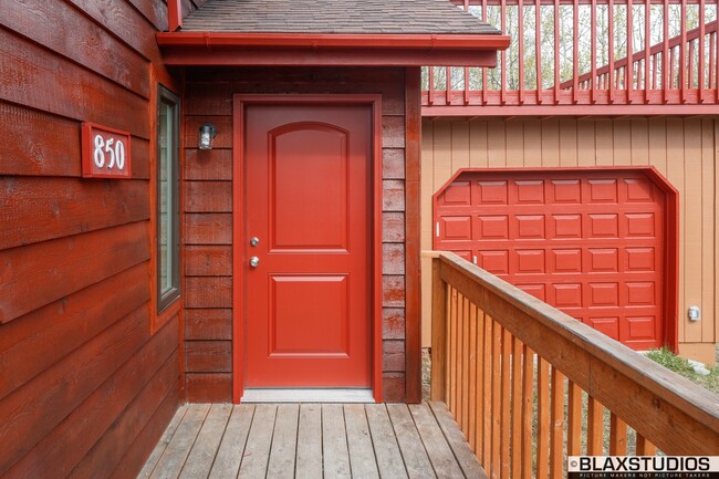 Building Photo - Gorgeous ProwFront Shows like NEW!