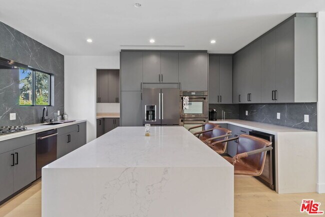 Building Photo - 5456 Hazeltine Ave