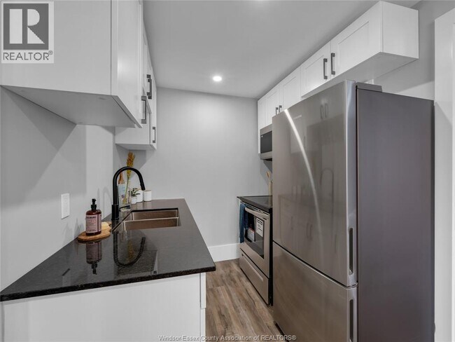 Photo du bâtiment - 1766 University Ave W