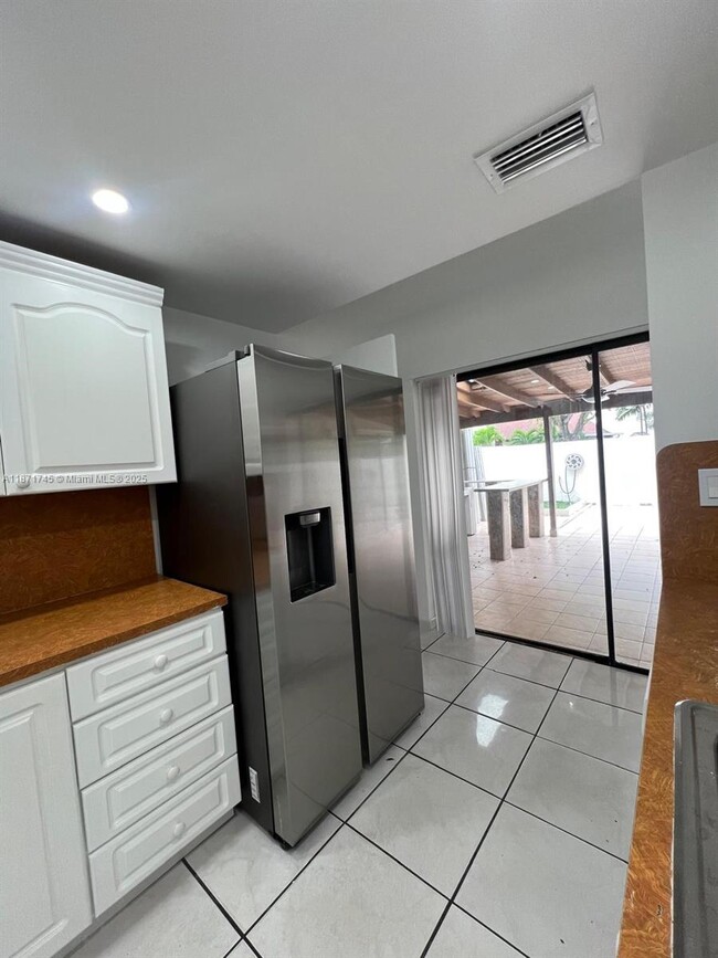 Foto del edificio - 526 NW 99th Ct