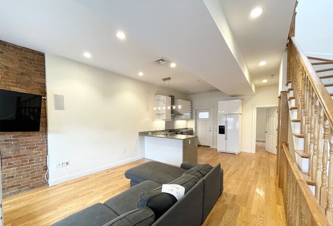 Building Photo - 98 L St