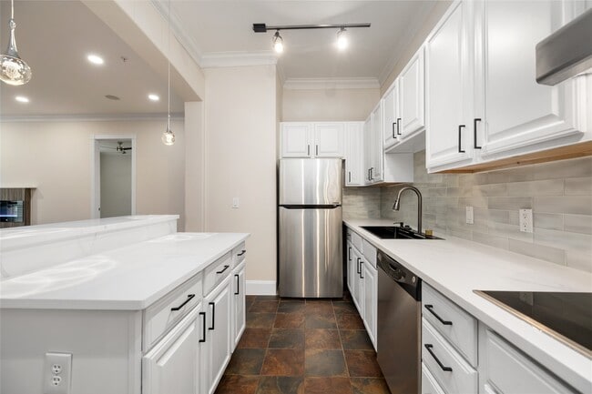 Building Photo - 7134 Mapleridge St