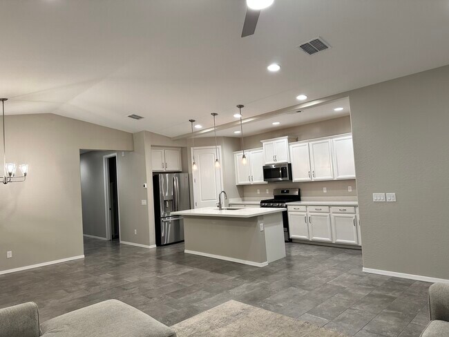 Área de comedor adjunta a hermosa cocina. - 6272 Barn Owl Ave