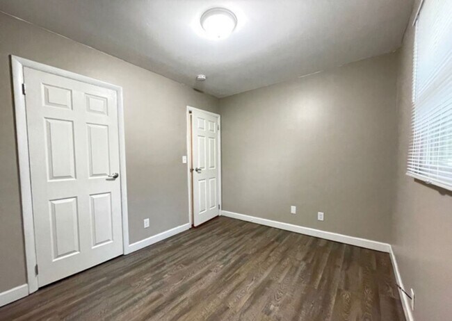 Foto del edificio - Spacious 3-Bedroom Ranch with Fenced Yard, Garage Workshop & Prime East Normal Location