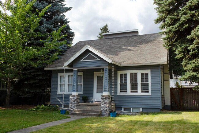 Entrada principal de la casa. Orientación sur. - 717 E Lakeside Ave