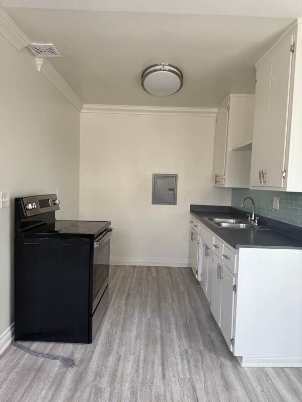 Foto principal - 8801 Owensmouth Ave