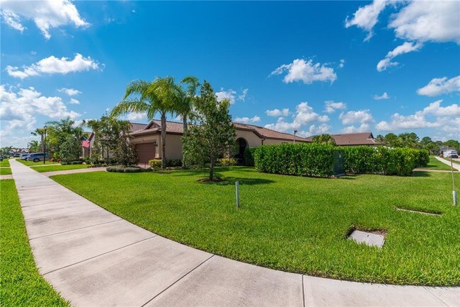 Building Photo - 319 SE Courances Dr