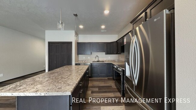 Foto del edificio - 5911 S Whisper Creek Pl