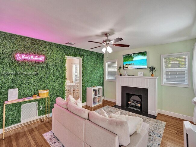 Building Photo - 615 SW 4th Ave